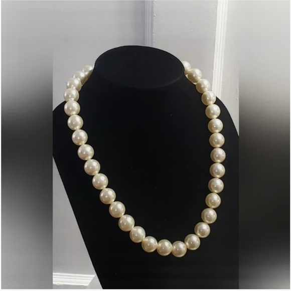 Cream Faux Pearl Necklace. 🌴 - Picture 2 of 6